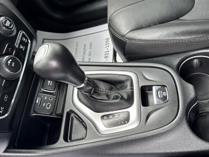 Used 2018 Jeep Cherokee Latitude Plus FWD image 18