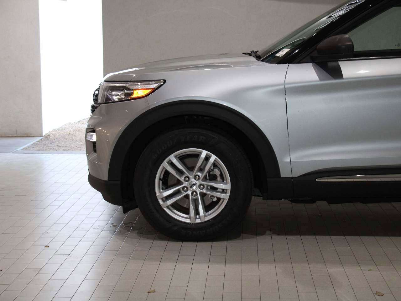 Used 2022 Ford Explorer XLT w/ Equipment Group 202A image 4