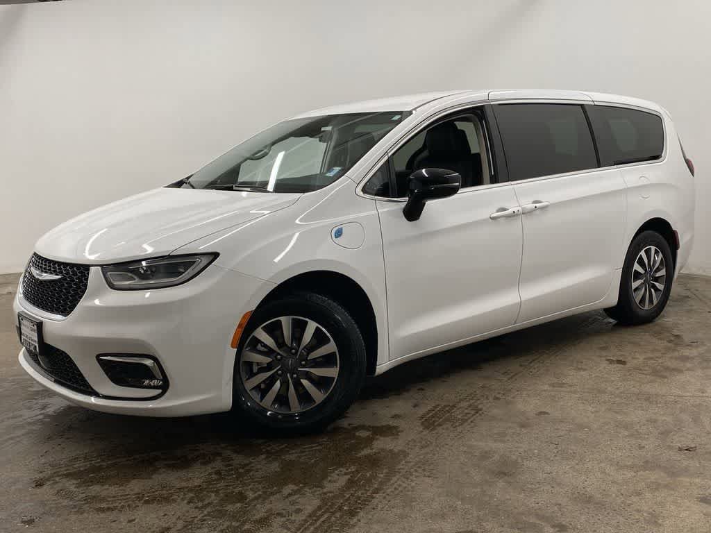 Used 2024 Chrysler Pacifica Select image 1