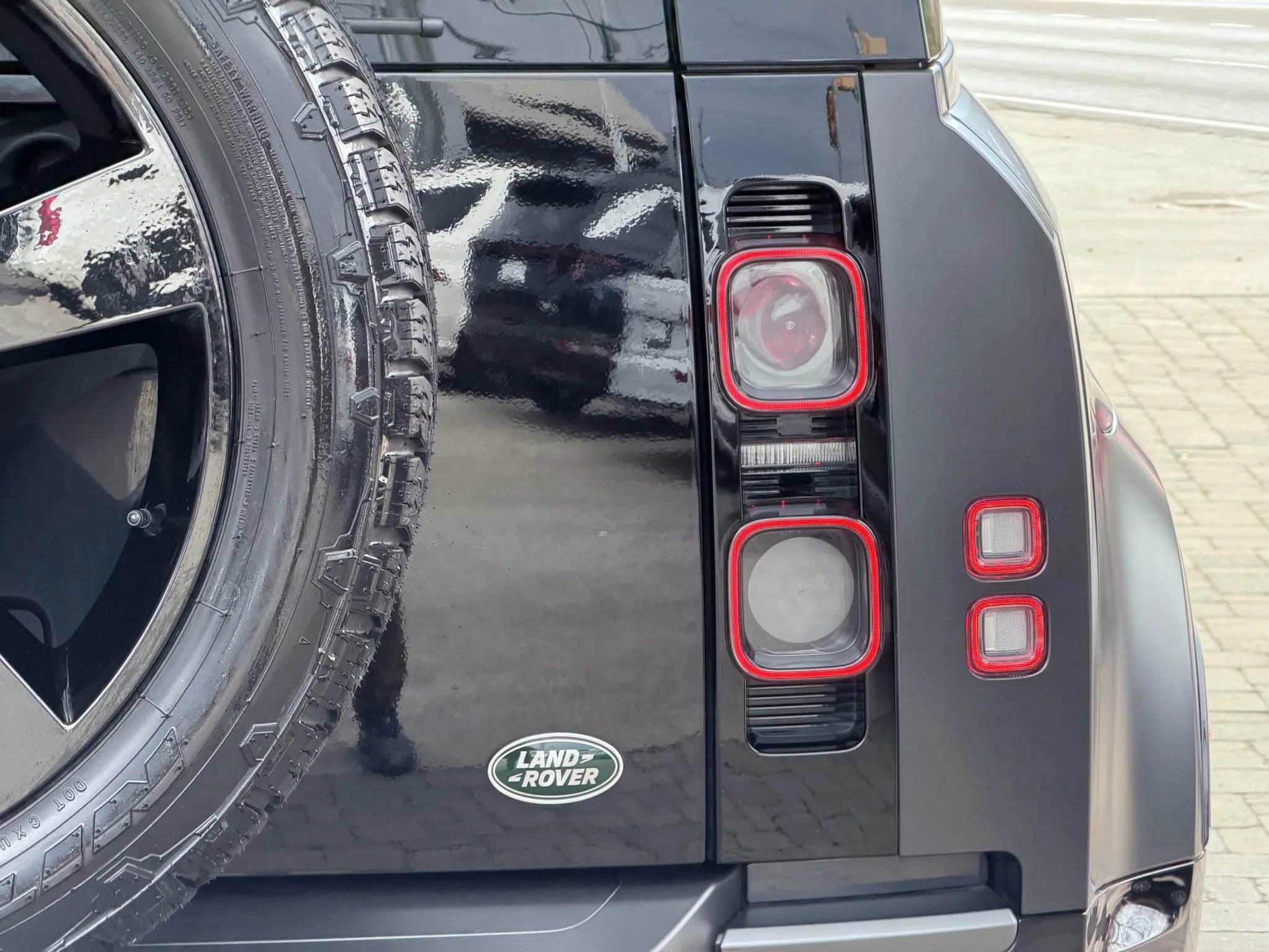 Used 2023 Land Rover Defender 110 V8 image 39