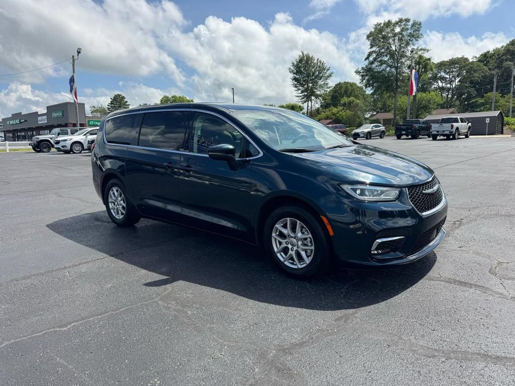Used 2023 Chrysler Pacifica Touring-L FWD image 4