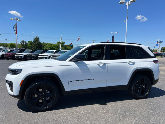 New 2026 Jeep Grand Cherokee Limited w/ Limited Altitude Package AWD/4WD image 3
