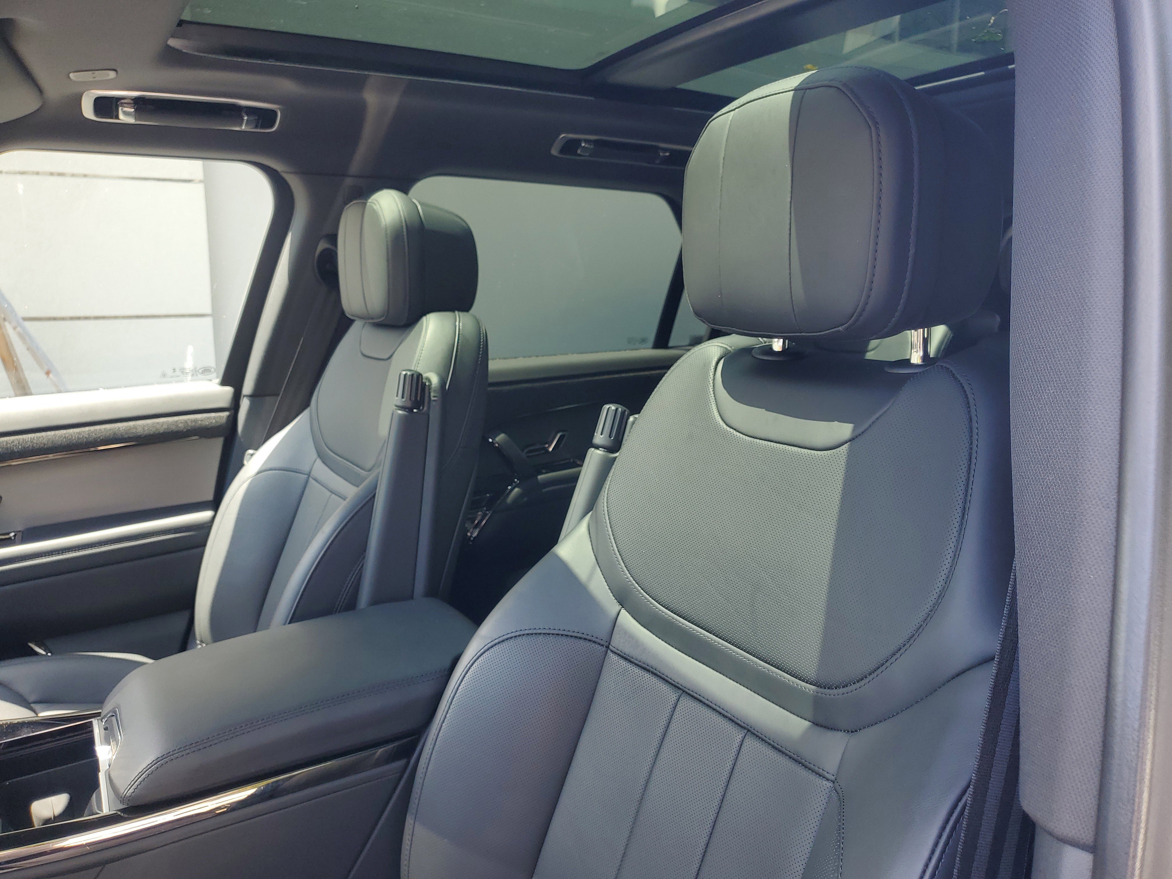 Used 2025 Land Rover Range Rover Sport SE AWD/4WD image 17