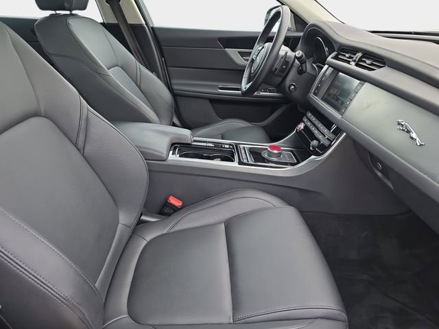 Used 2018 Jaguar XF Premium image 12