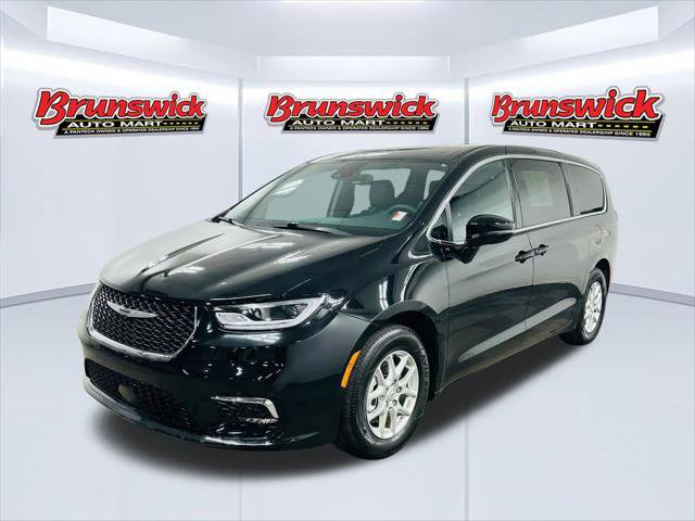 Used 2025 Chrysler Pacifica Select image 3