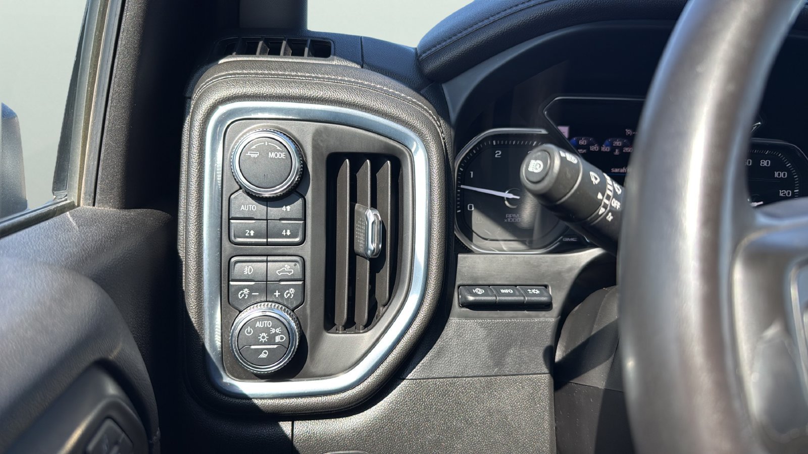 Used 2021 GMC Sierra 2500 Denali w/ Denali Ultimate Package AWD/4WD image 17