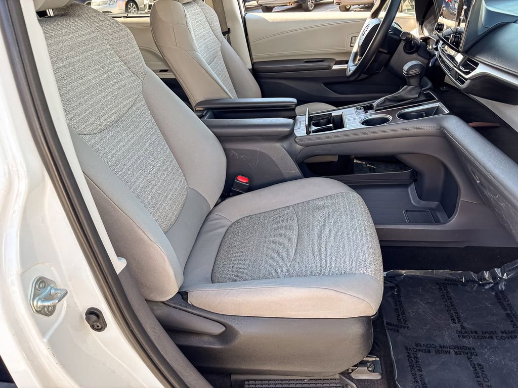 Used 2023 Toyota Sienna LE image 32