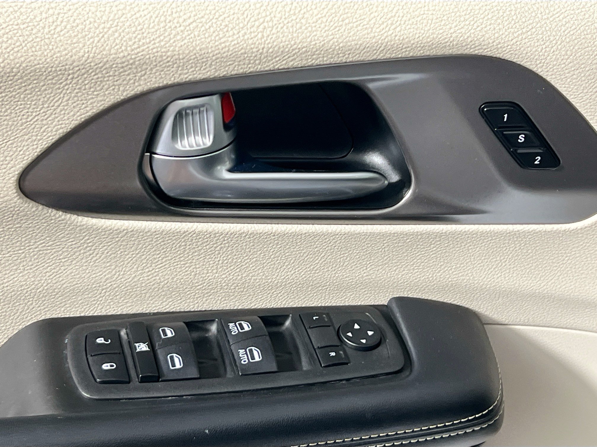 Used 2023 Chrysler Pacifica Touring-L FWD image 16