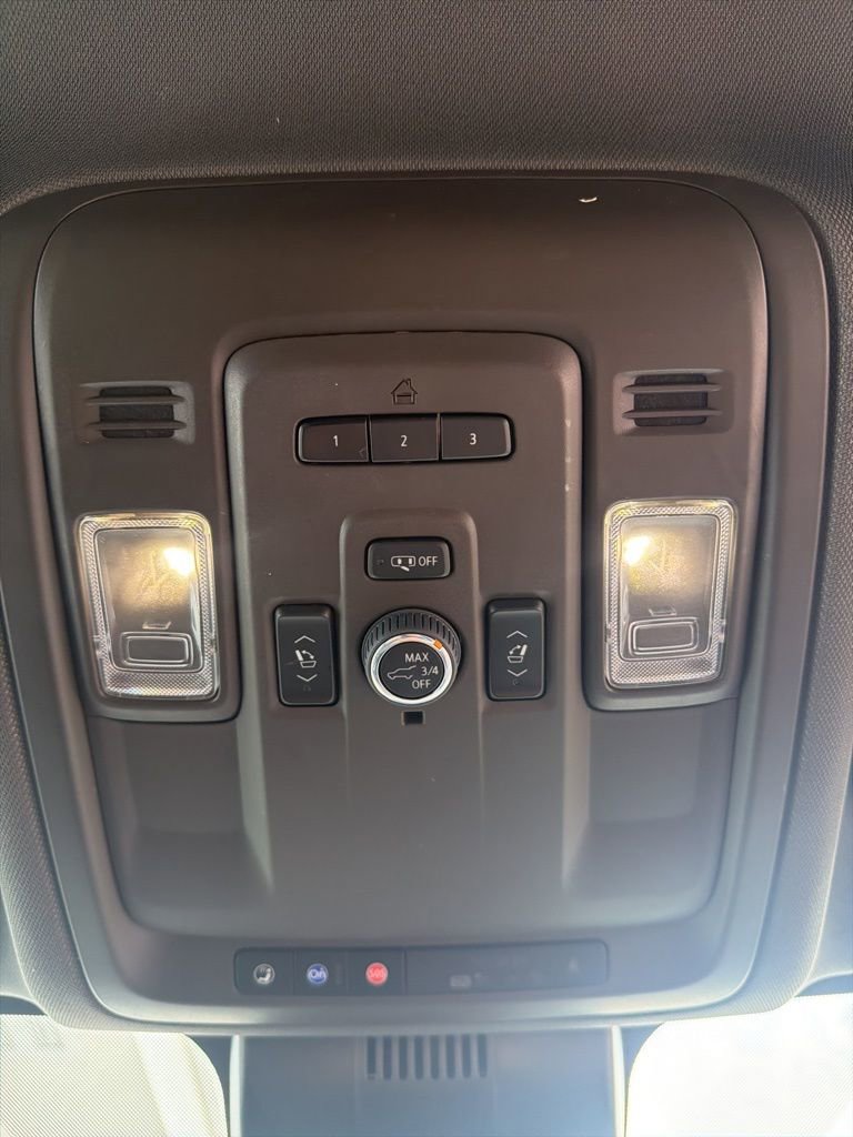 Used 2023 GMC Yukon SLT w/ SLT Luxury Package image 32