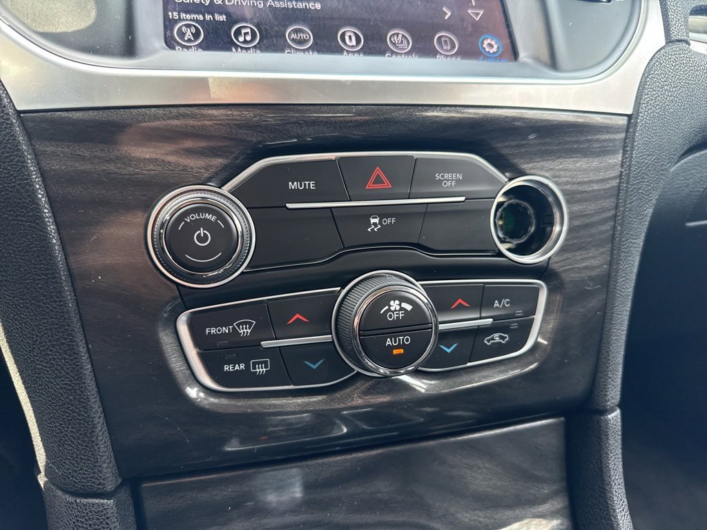 Used 2017 Chrysler 300 Limited image 31