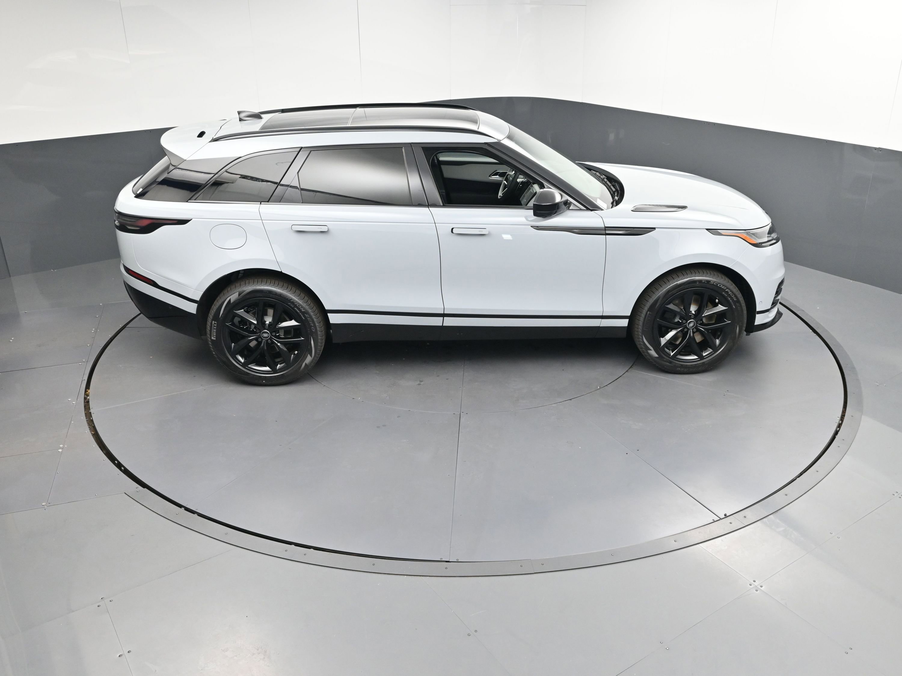 New 2026 Land Rover Range Rover Velar Dynamic SE image 35