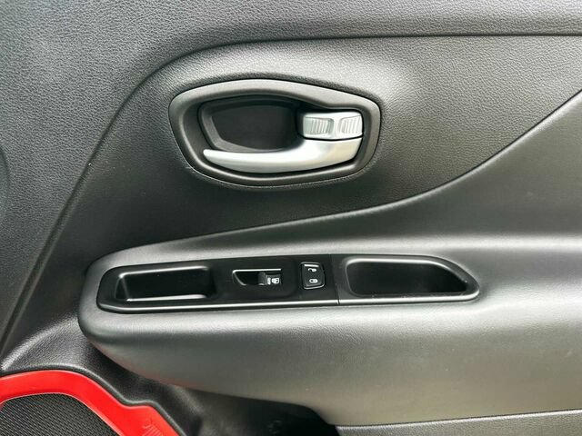 Used 2019 Jeep Renegade Trailhawk AWD/4WD image 21
