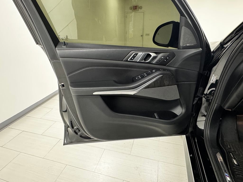 Used 2019 BMW X5 xDrive50i w/ M Sport Package image 9