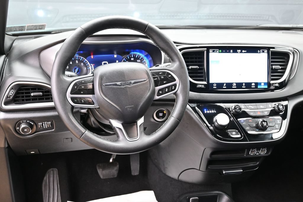 Used 2025 Chrysler Pacifica Select FWD image 15