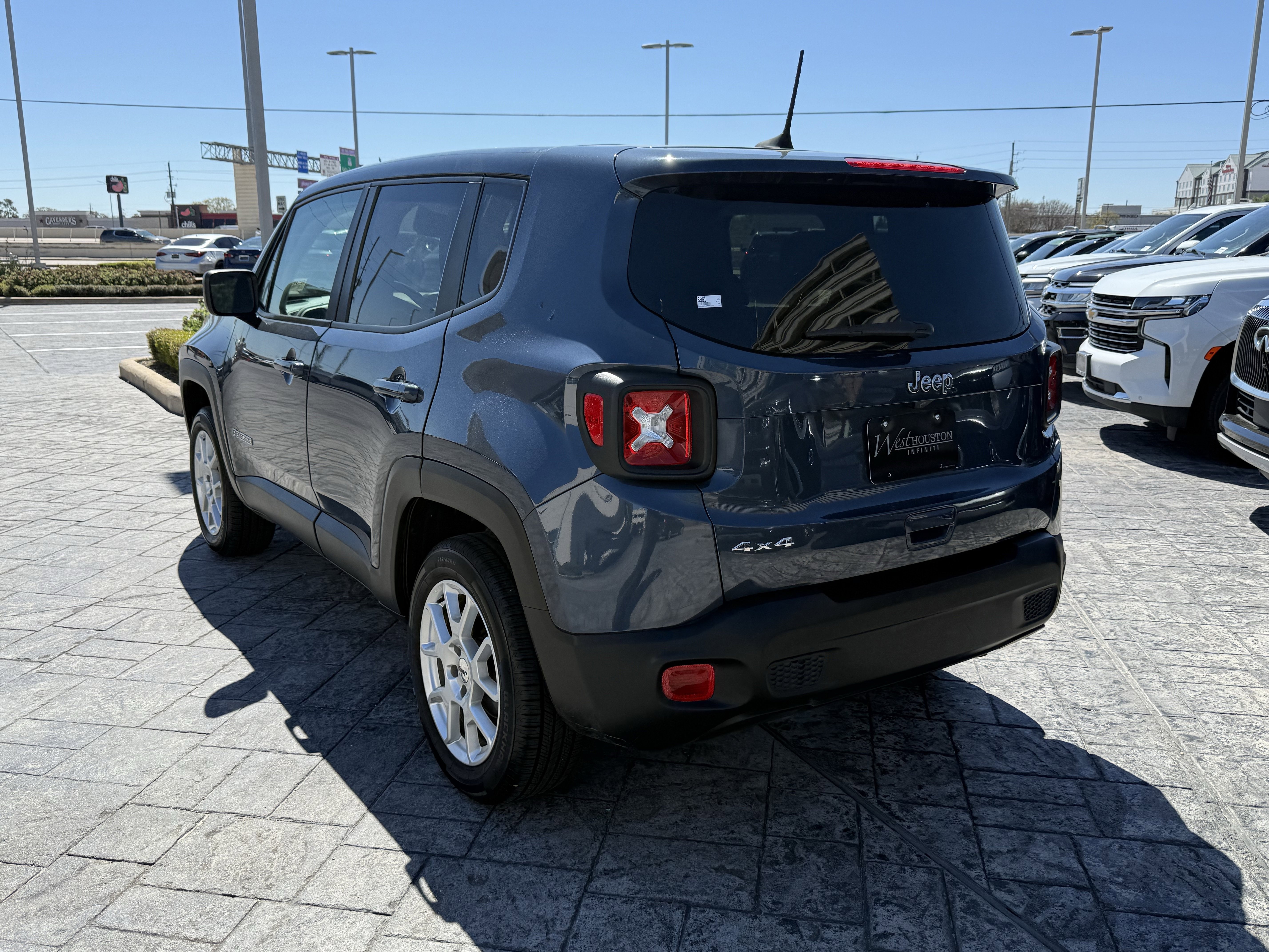 Used 2023 Jeep Renegade Latitude AWD/4WD image 5