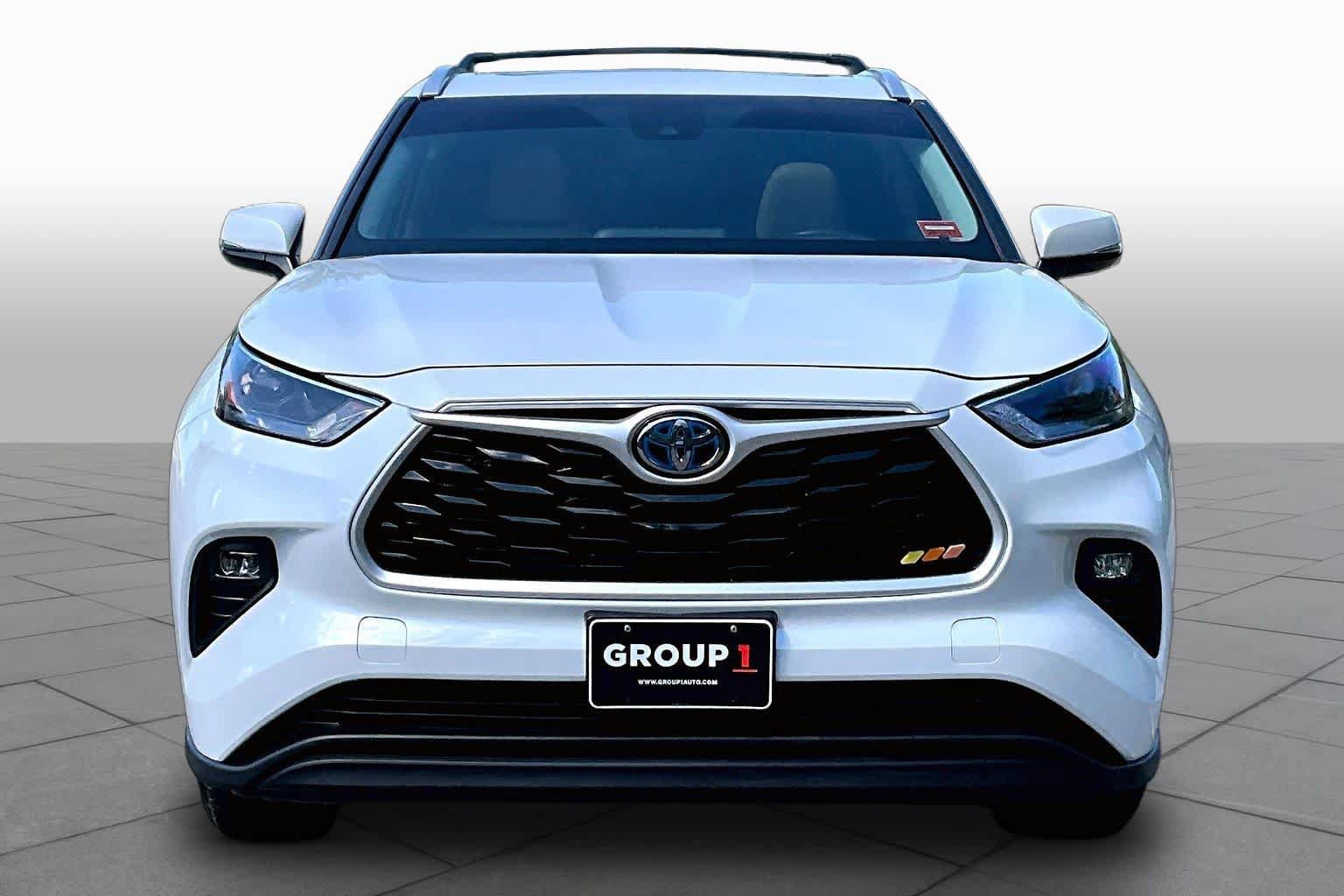 Used 2022 Toyota Highlander XLE AWD/4WD image 3