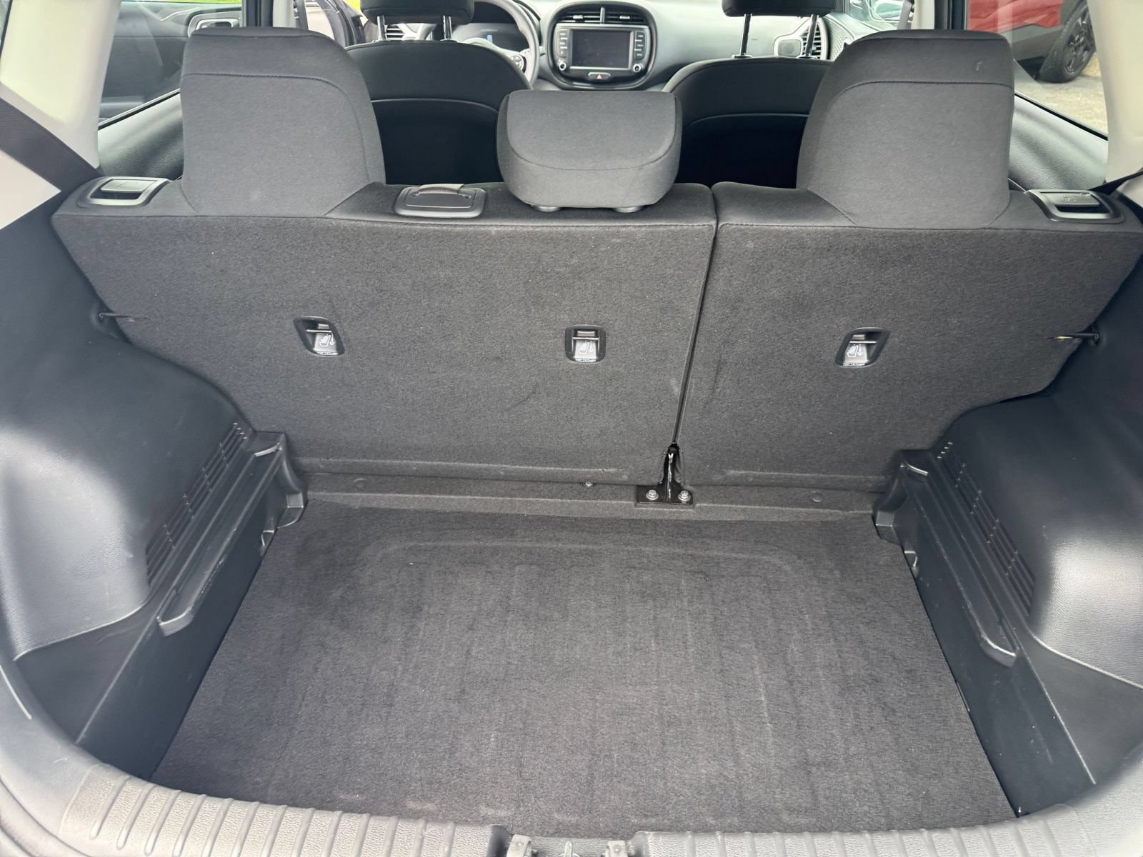 Used 2025 Kia Soul LX w/ LX Technology Package FWD image 29