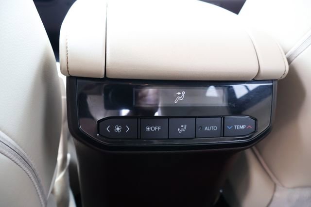 Used 2022 Toyota Highlander XLE AWD/4WD image 9