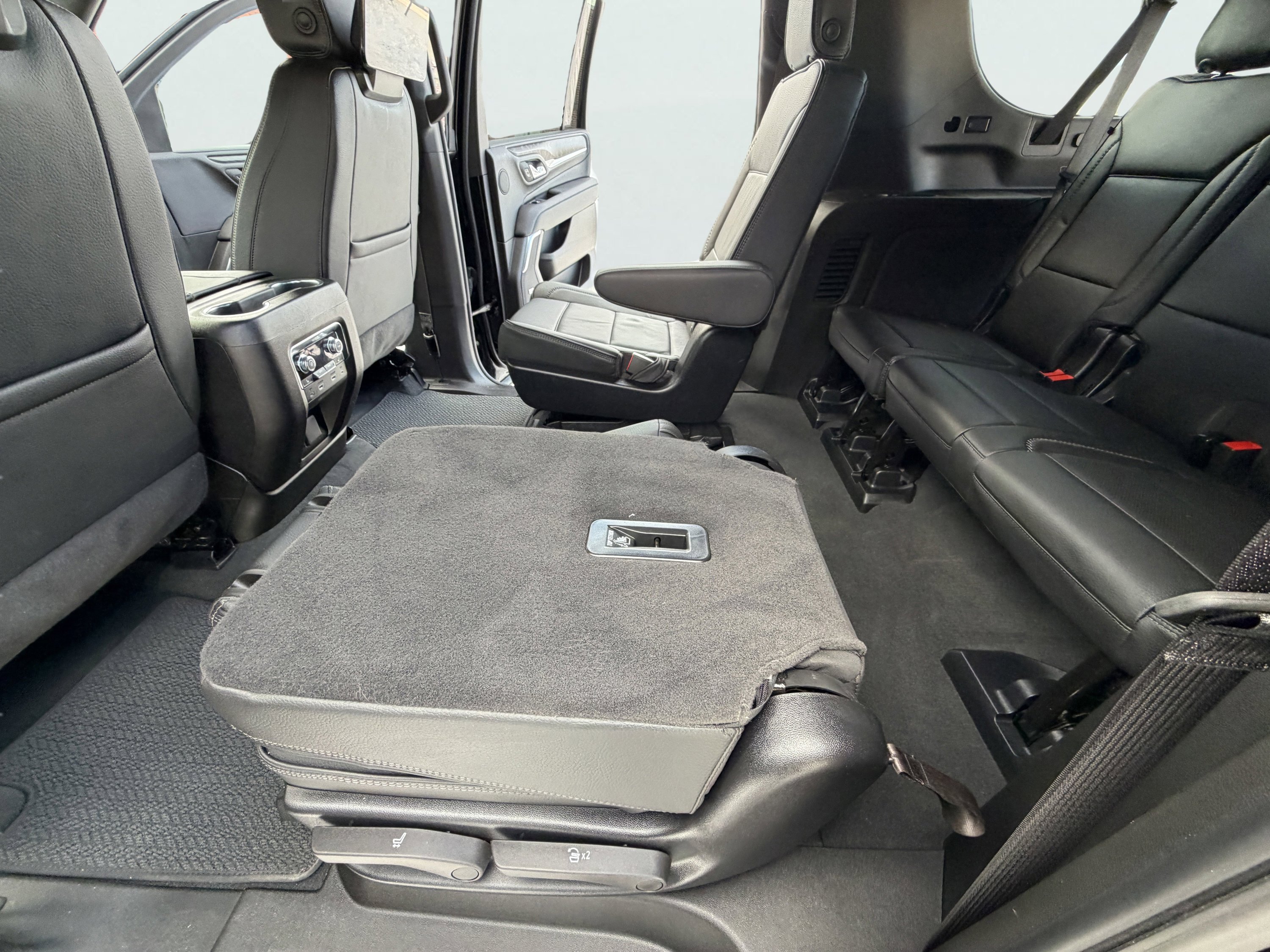 Used 2024 GMC Yukon XL Denali w/ Advanced Technology Package image 23