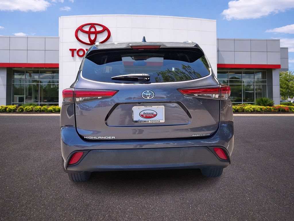 Used 2023 Toyota Highlander XLE AWD/4WD image 6