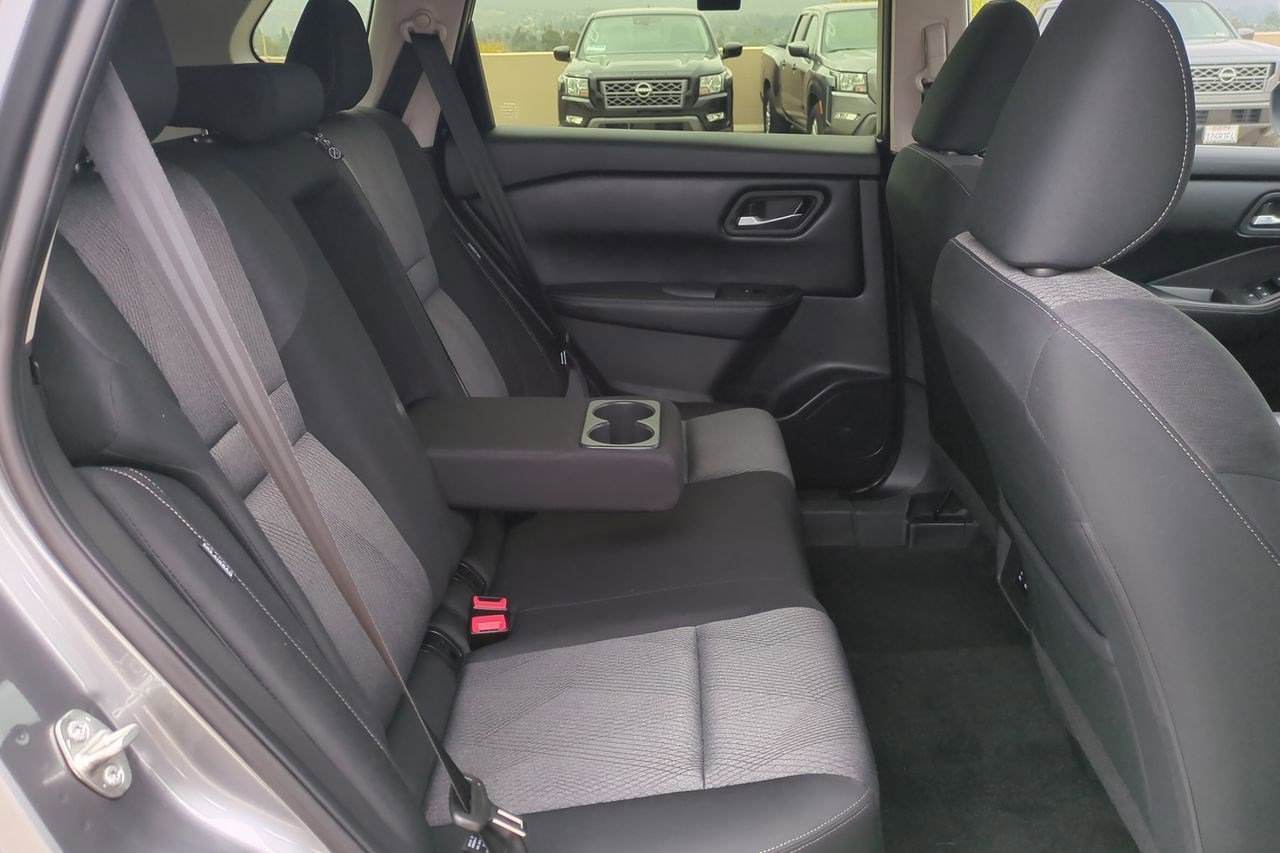 Certified 2025 Nissan Rogue SV image 23