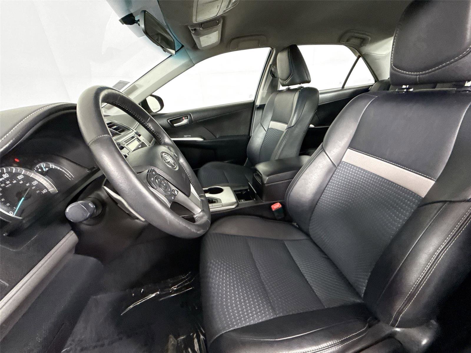 Used 2014 Toyota Camry SE w/ Fleet Convenience Package FWD image 3