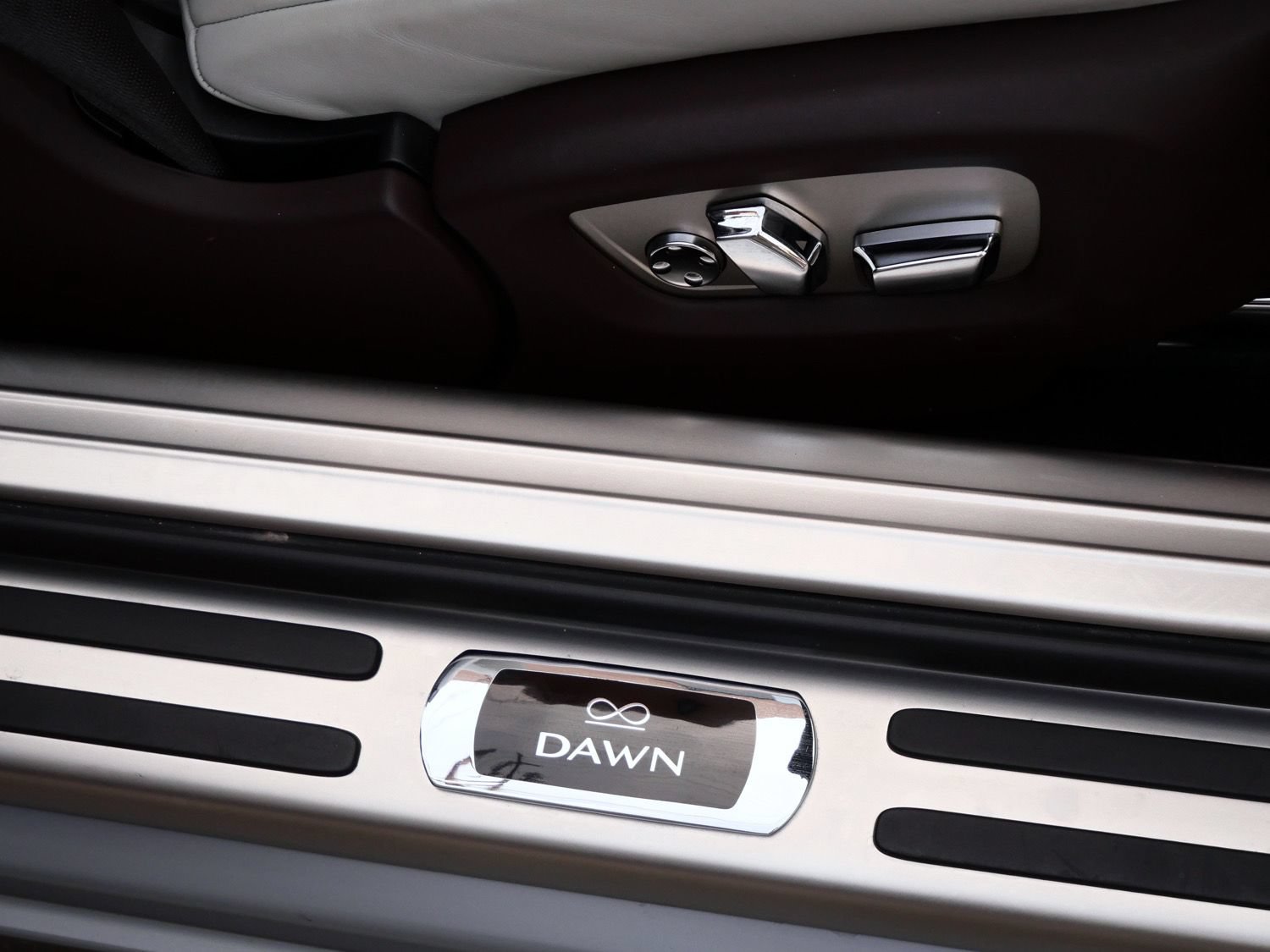 Used 2019 Rolls-Royce Dawn RWD image 9