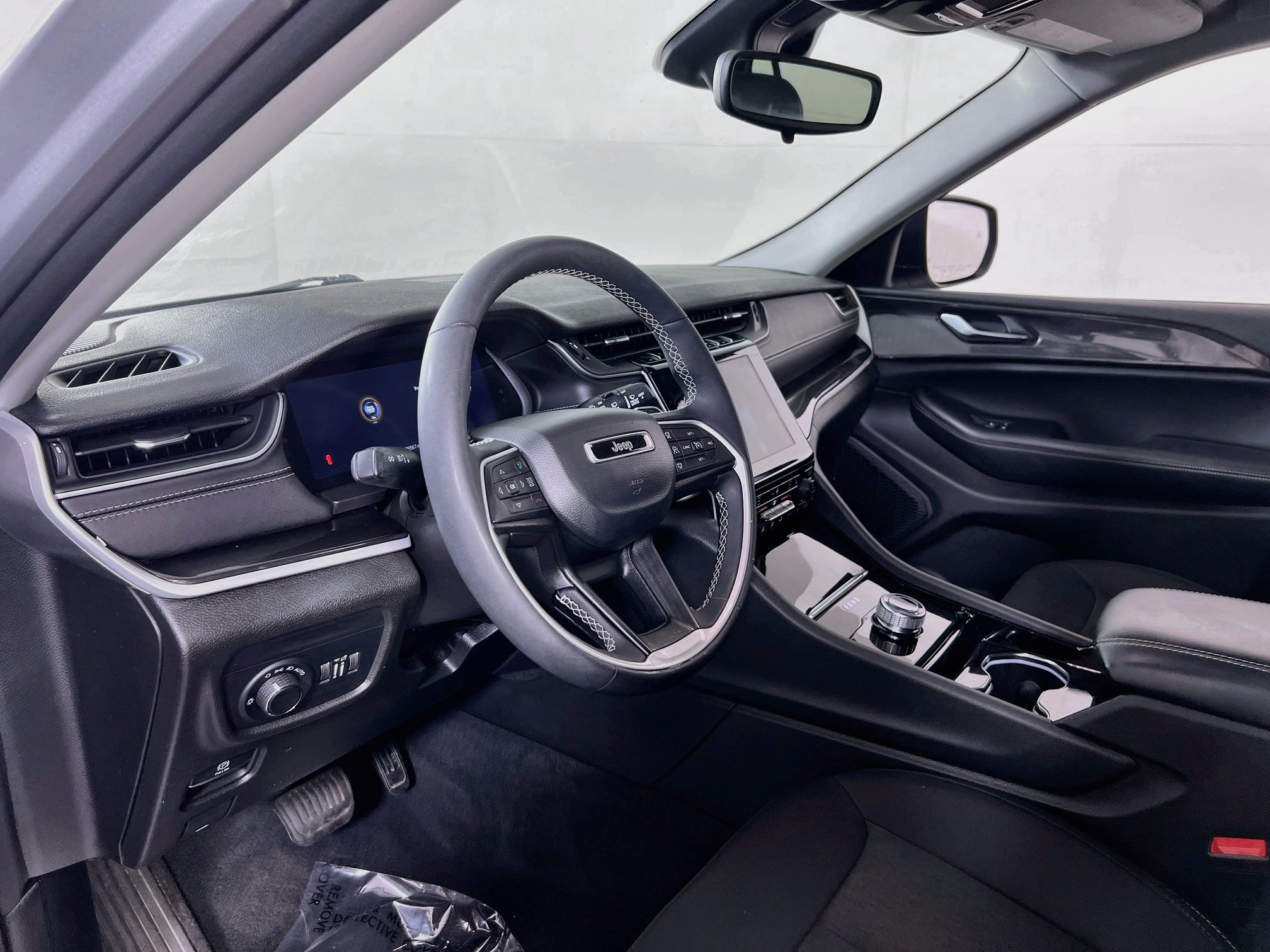 Used 2023 Jeep Grand Cherokee Laredo w/ Luxury Tech Group I AWD/4WD image 9