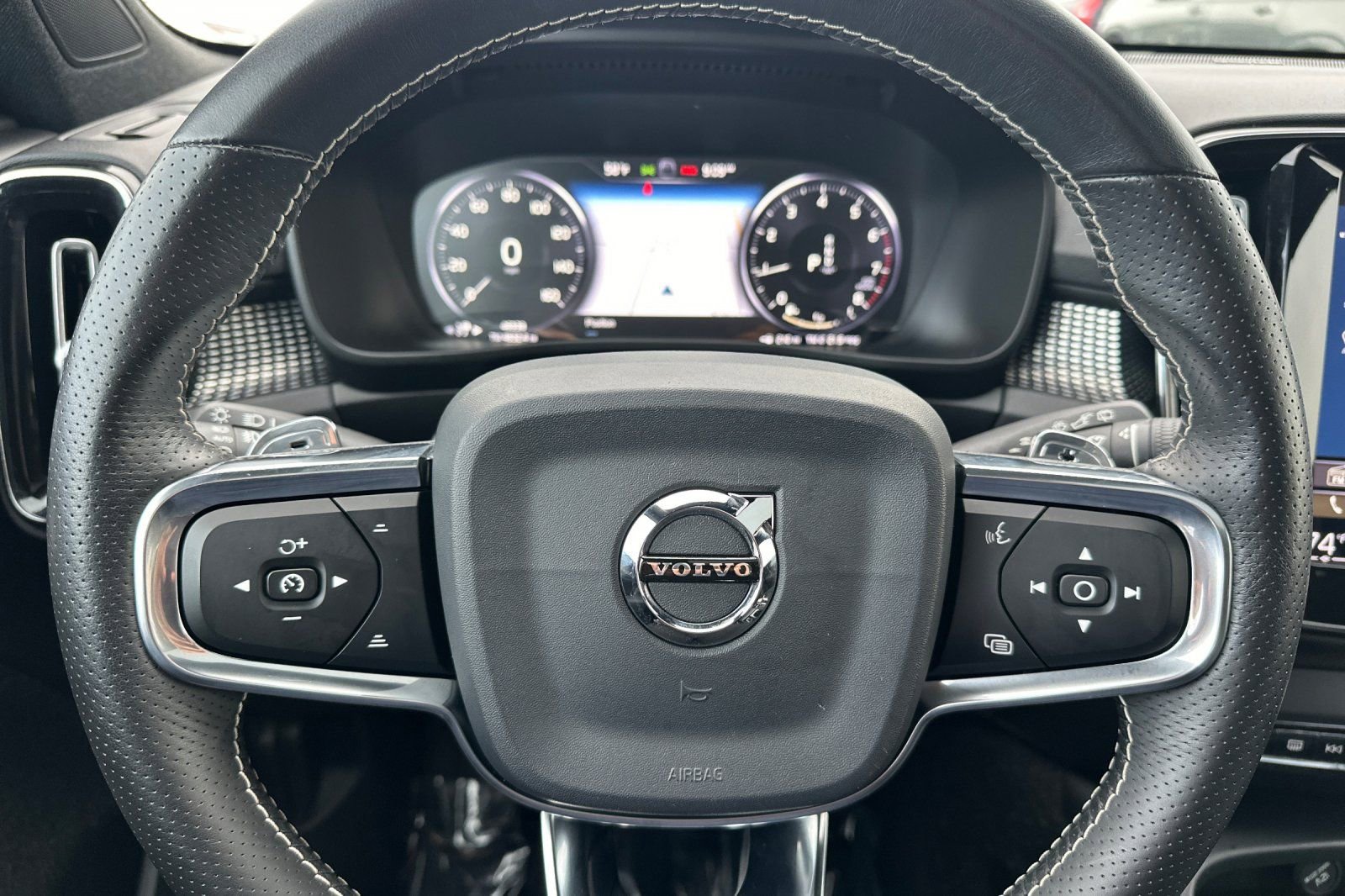 Used 2019 Volvo XC40 T4 R-Design image 25