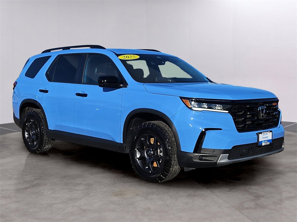 Certified 2025 Honda Pilot TrailSport image 3