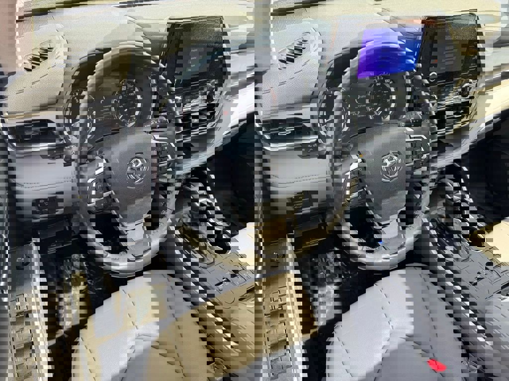 Certified 2024 Toyota Highlander XLE image 22