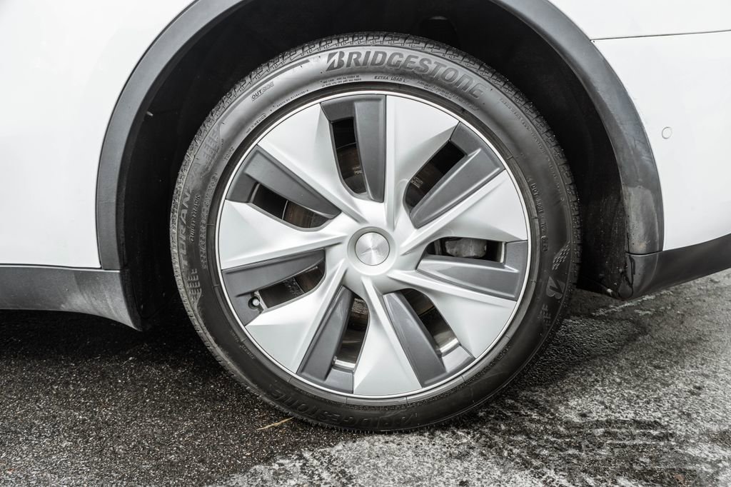 Used 2021 Tesla Model Y Long Range image 32