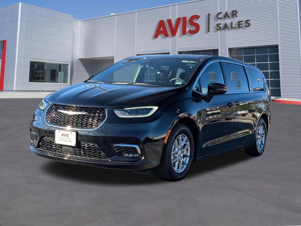 Used 2025 Chrysler Pacifica Select image 1