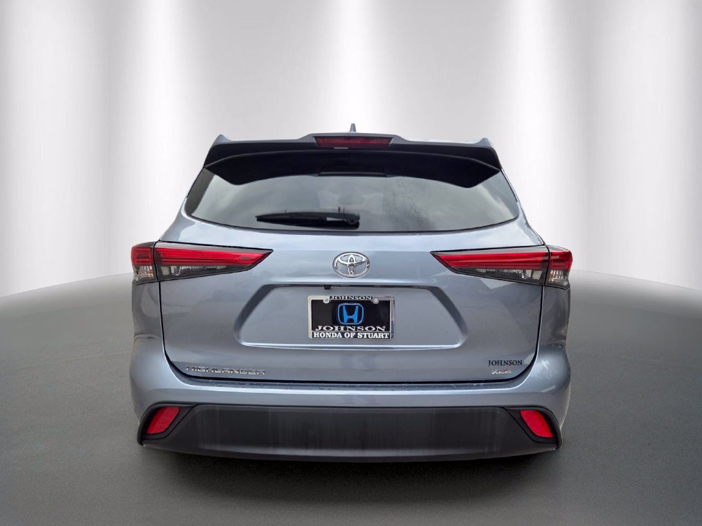 Used 2023 Toyota Highlander XLE FWD image 4