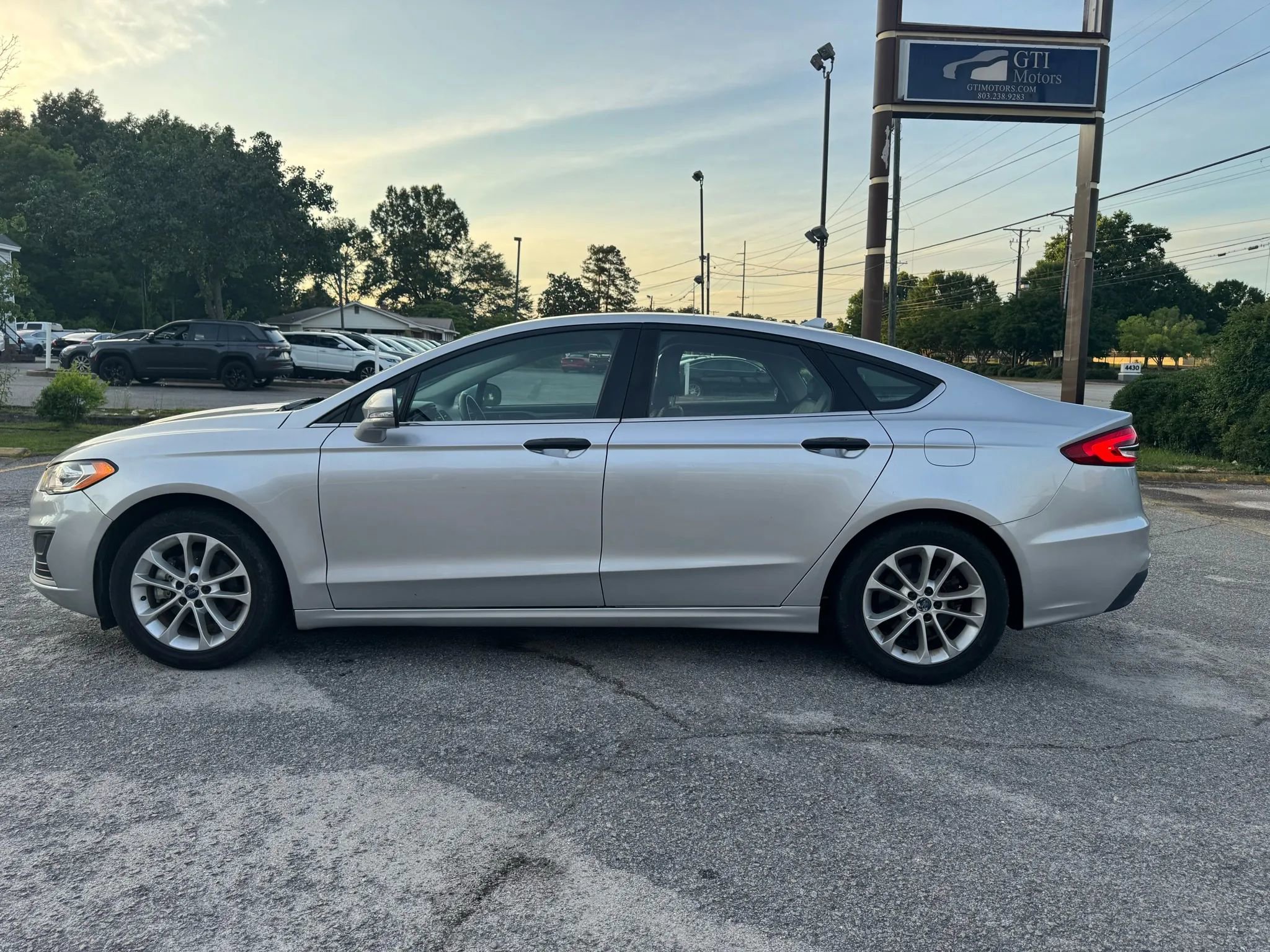 Used 2019 Ford Fusion SE FWD image 2