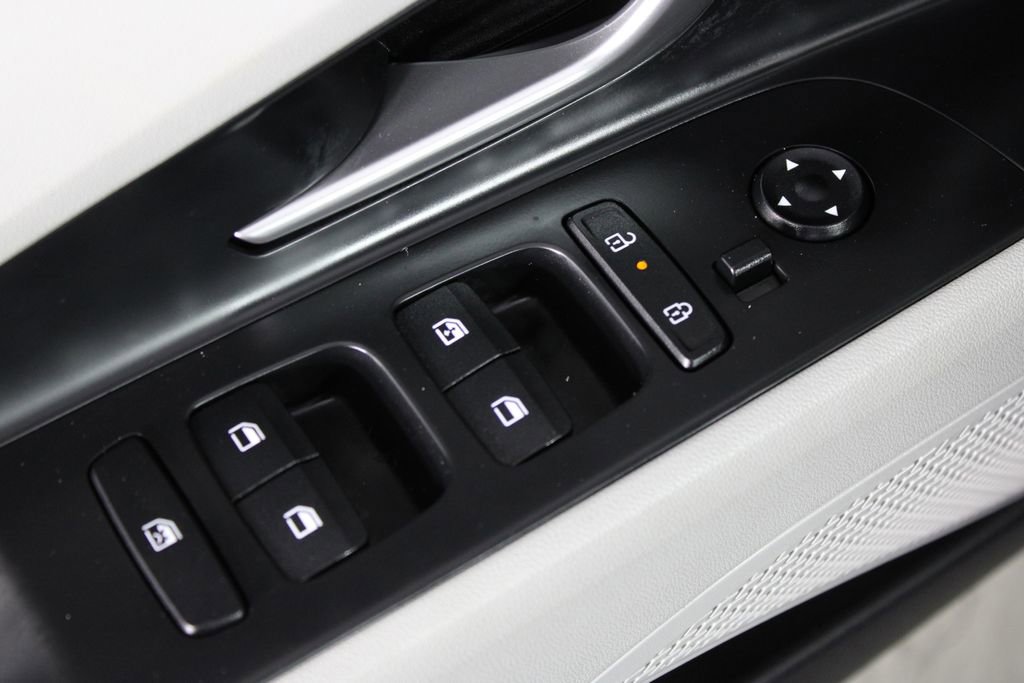 Used 2025 Hyundai Elantra Limited image 22