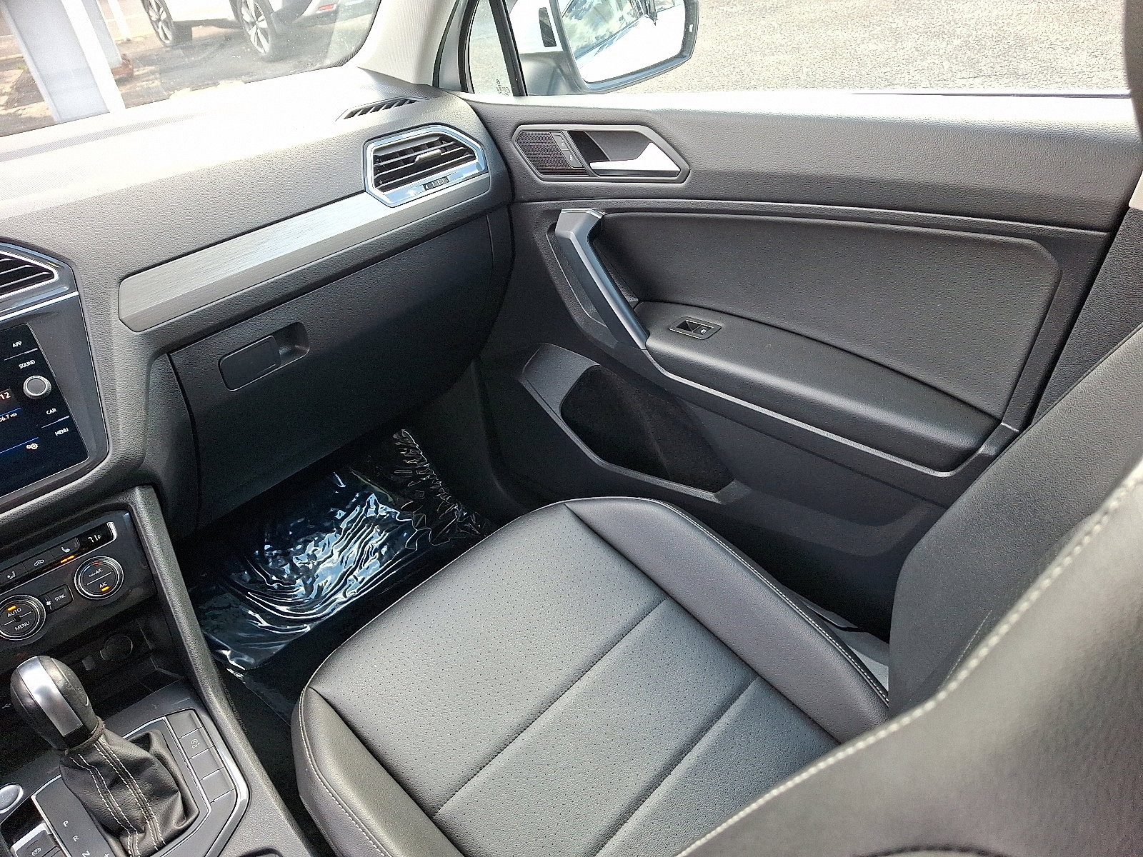 Certified 2021 Volkswagen Tiguan SE w/ Panoramic Sunroof Package image 12