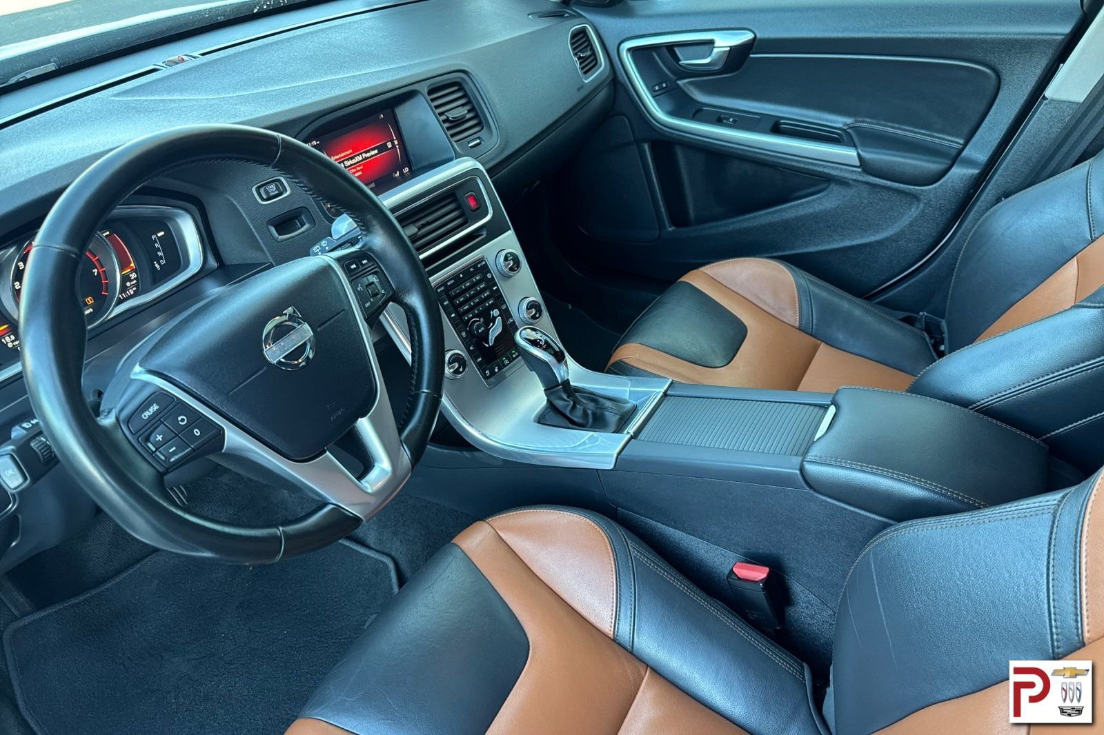 Used 2018 Volvo V60 T5 Cross Country image 10