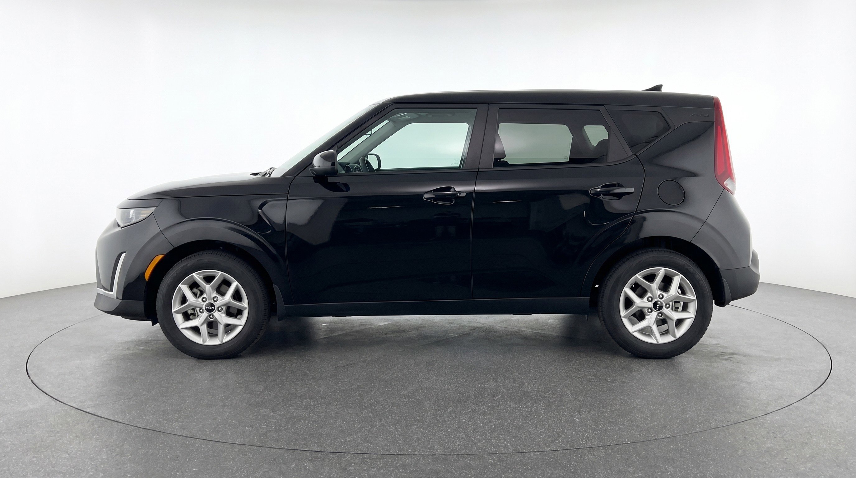 Used 2025 Kia Soul LX w/ LX Technology Package FWD image 5