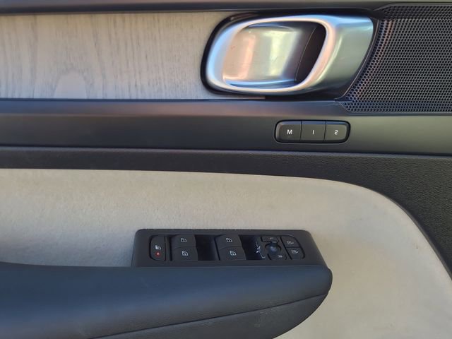 Used 2023 Volvo XC40 B5 Plus image 23