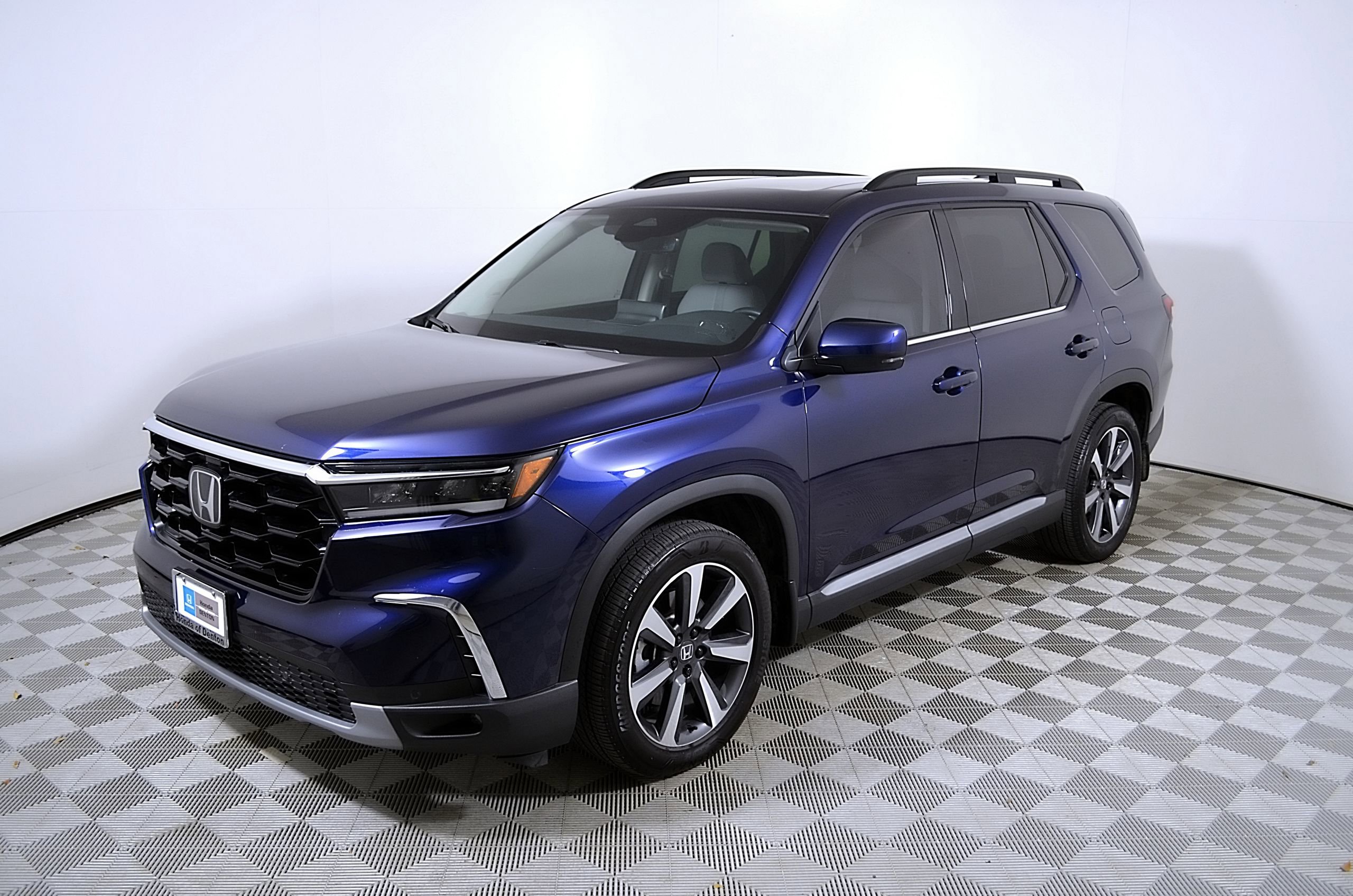 Used 2025 Honda Pilot Touring image 4