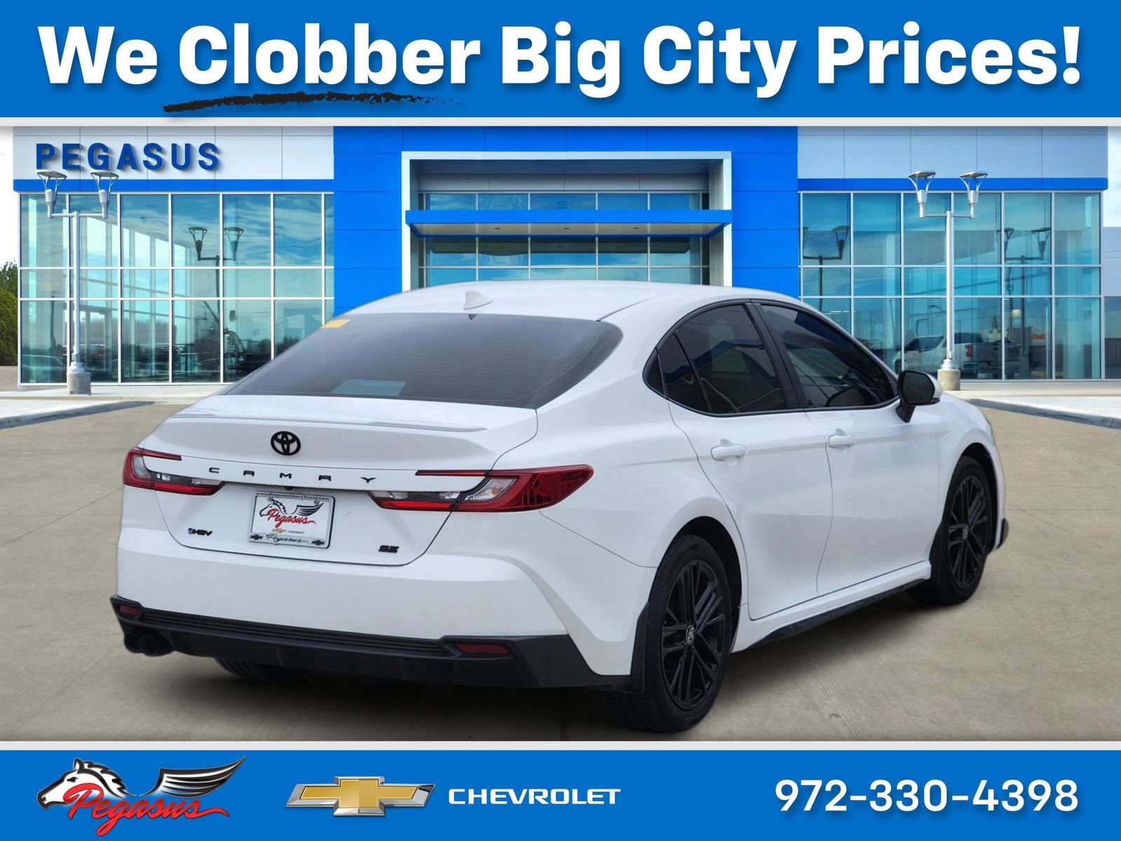 Used 2025 Toyota Camry SE w/ Convenience Package image 4