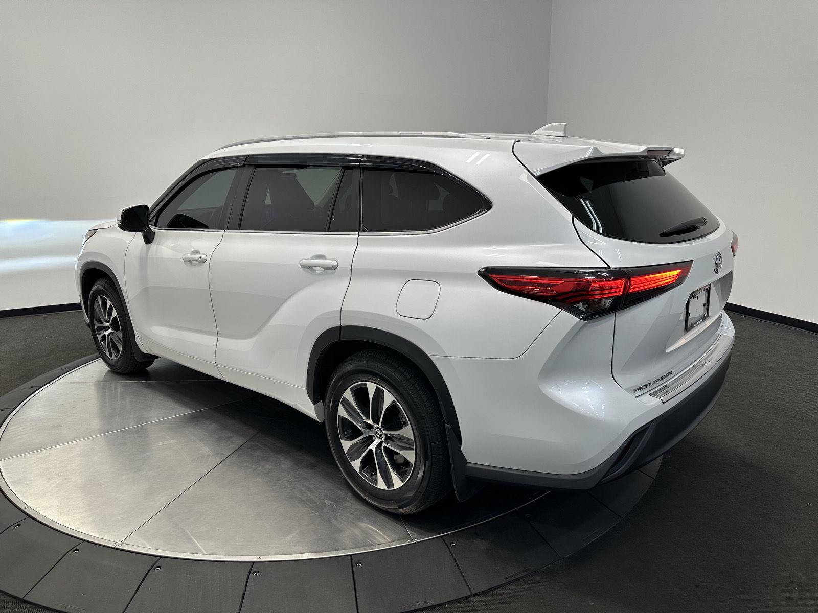 Used 2023 Toyota Highlander XLE FWD image 5