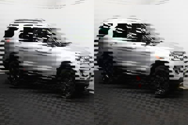 Used 2017 Ford Explorer XLT image 3