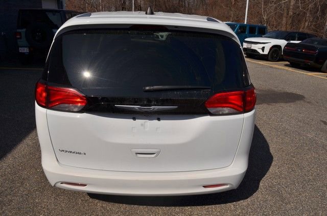 Used 2023 Chrysler Voyager LX image 7