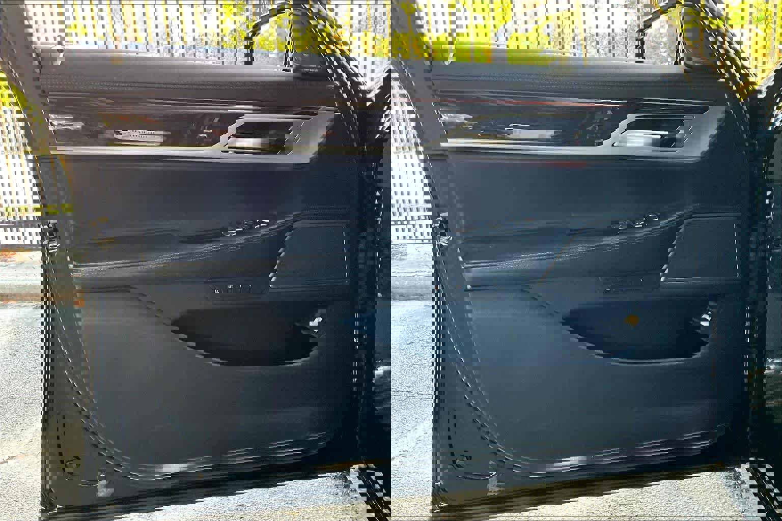 Used 2021 BMW 750i xDrive w/ Luxury Rear Seating Package image 21