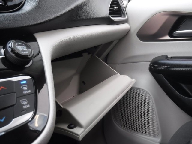 Certified 2020 Chrysler Voyager L image 22