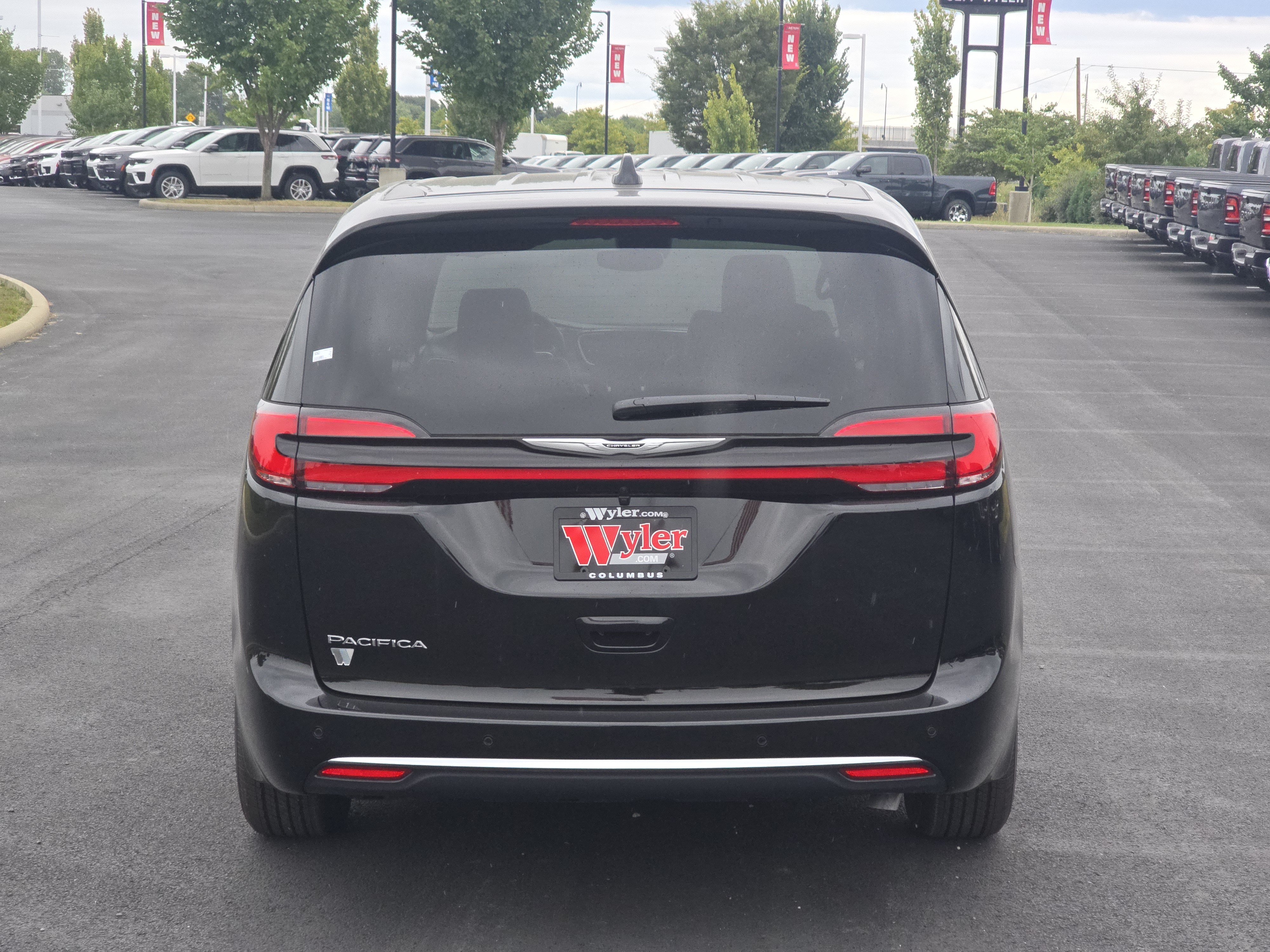 New 2026 Chrysler Pacifica Select FWD image 16