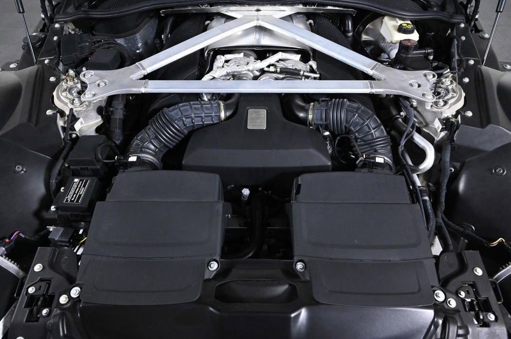 Used 2023 Aston Martin V8 Vantage Coupe RWD image 27