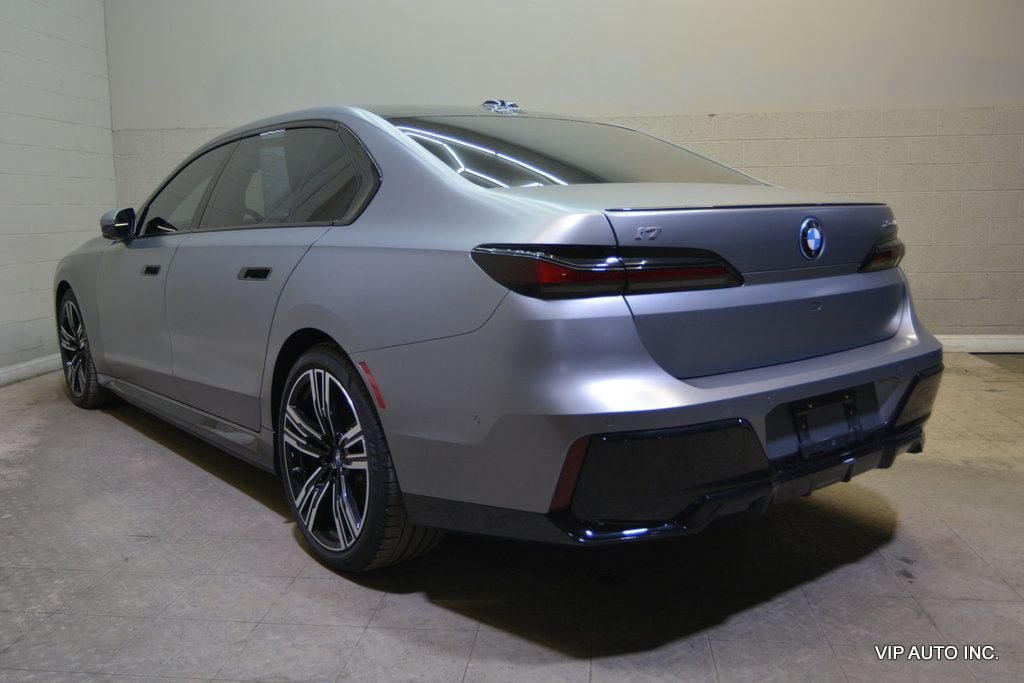 Used 2023 BMW i7 xDrive60 AWD/4WD image 3